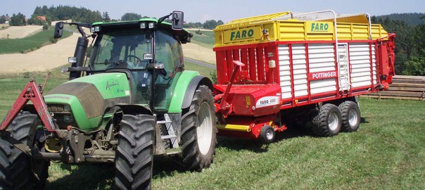 Traktor mit Ladewagenanhänger